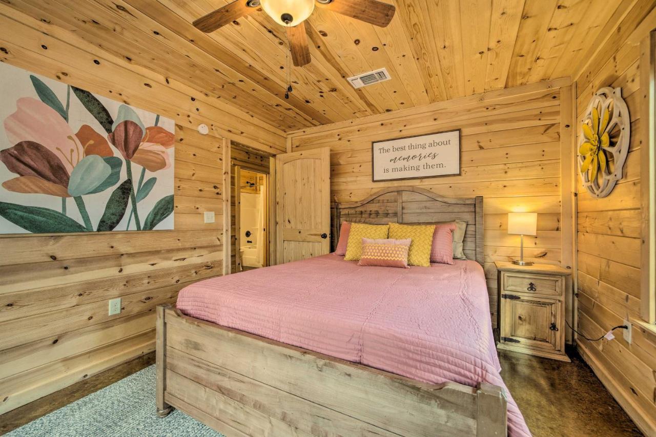 Cabin With Hot Tub And Games, 4 Mi To Beavers Bend! Broken Bow Esterno foto